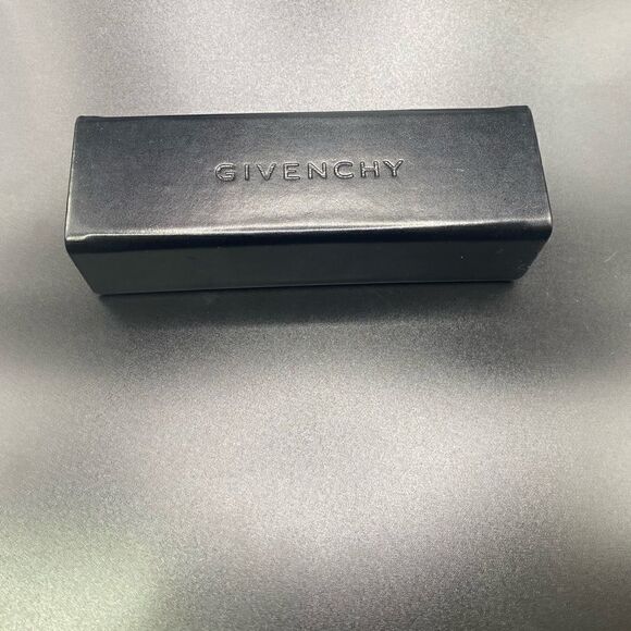 Givenchy fold over close rectangular eyeglass case preowned - Picture 9 of 9